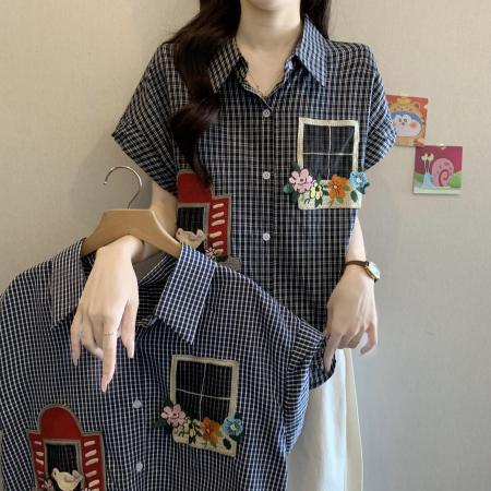 BY12709# 设计感刺绣复古polo领短袖格子衬衫女夏胖MM新款宽松遮肚显瘦衬衣 服裝批發女裝批發服飾貨源