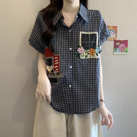 BY12709# 设计感刺绣复古polo领短袖格子衬衫女夏胖MM新款宽松遮肚显瘦衬衣 服裝批發女裝批發服飾貨源