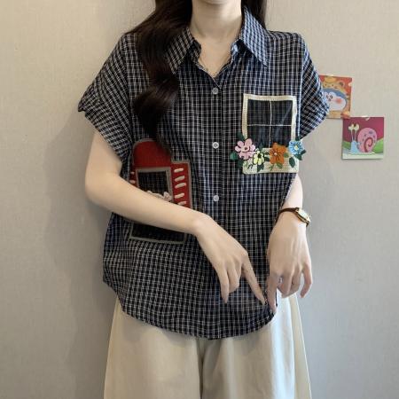 BY12709# 设计感刺绣复古polo领短袖格子衬衫女夏胖MM新款宽松遮肚显瘦衬衣 服裝批發女裝批發服飾貨源
