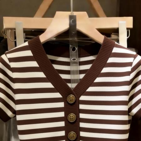 条纹V领短袖针织衫女春夏季新款小资设计感纽扣修身显瘦上衣 服裝批發女裝批發服飾貨源