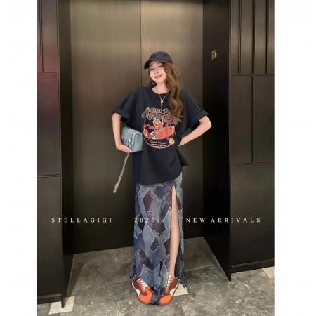 BY12799# 杨依姗美式卡通字母印花T恤＋复古格纹印花雪纺开叉半身裙套装 服裝批發女裝批發服飾貨源