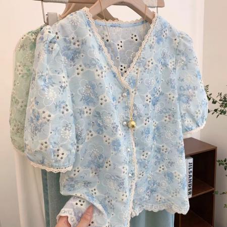 BY12859# 碎花刺绣蕾丝拼接设计感蓝色v领短袖衬衫女法式小资短款上衣小衫 服裝批發女裝批發服飾貨源