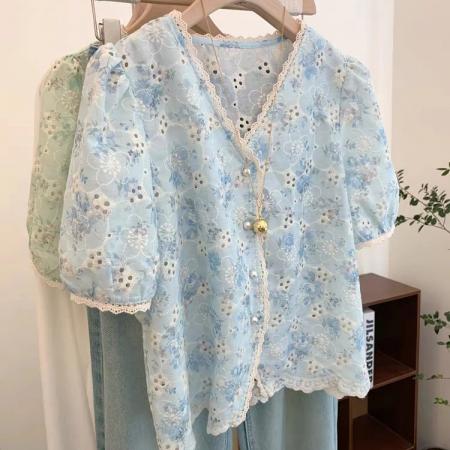 BY12859# 碎花刺绣蕾丝拼接设计感蓝色v领短袖衬衫女法式小资短款上衣小衫 服裝批發女裝批發服飾貨源