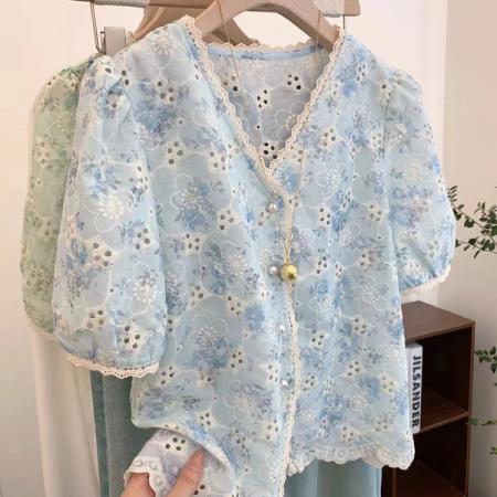 BY12859# 碎花刺绣蕾丝拼接设计感蓝色v领短袖衬衫女法式小资短款上衣小衫 服裝批發女裝批發服飾貨源