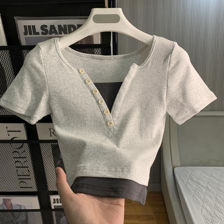 BY12889# 莫代尔面料假两件V领短款上衣 服裝批發女裝批發服飾貨源