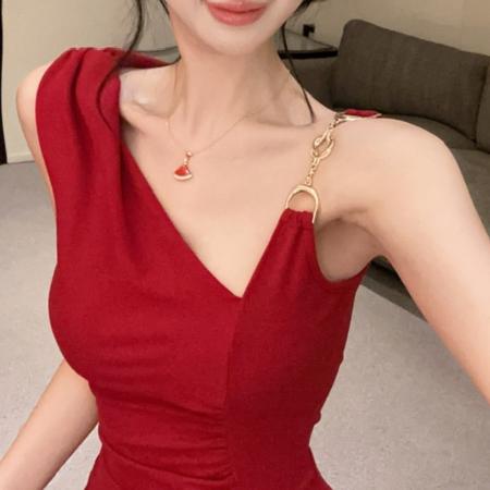 BY13044# 轻熟风单肩链条吊带连衣裙女褶皱设计感小众聚会通勤包臀裙 服裝批發女裝批發服飾貨源