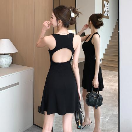 BY13058# 纯欲扭扭条黑色辣妹连衣裙赫本风收腰显瘦露背小黑裙 服裝批發女裝批發服飾貨源