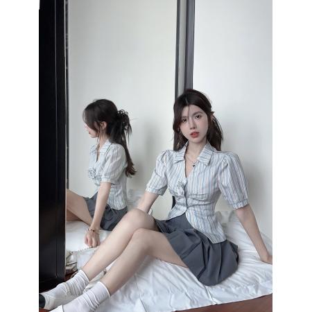 BY13461# 新款纯欲辣妹设计感条纹V领花朵装饰衬衫+百褶裙套女 服裝批發女裝批發服飾貨源