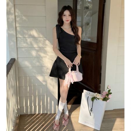 辣妹别致纯欲风斜肩系带不规则夏季设计感小众修身连衣裙  服裝批發女裝批發服飾貨源