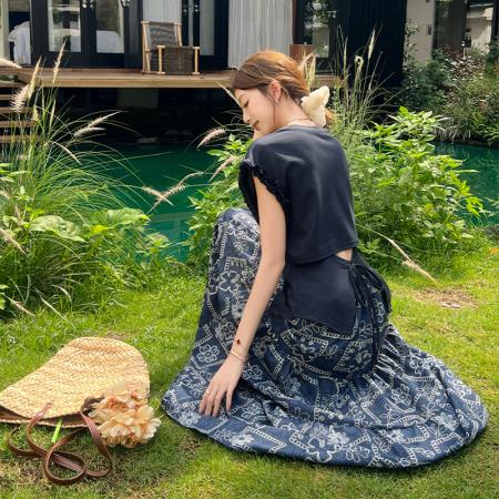 不规则下摆T恤木耳边后镂空系带上衣碎花大摆半身裙套装  服裝批發女裝批發服飾貨源