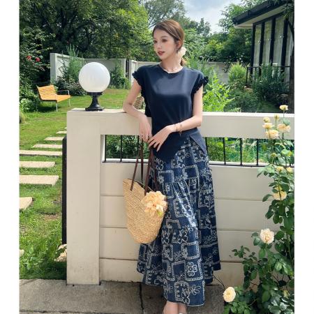 不规则下摆T恤木耳边后镂空系带上衣碎花大摆半身裙套装  服裝批發女裝批發服飾貨源