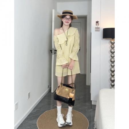 BY13724# 新款黄色荷叶边斜肩条纹连衣裙子女早春季小个子气质露肩短裙  服裝批發女裝批發服飾貨源