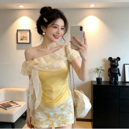 BY13898# 蕾丝立体花朵网纱拼接黄色短袖t恤女修身一字肩上衣  服裝批發女裝批發服飾貨源