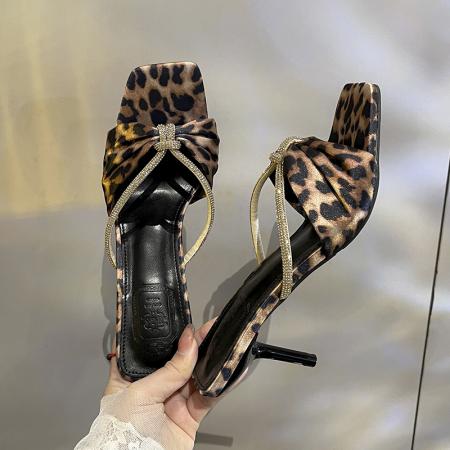 X-33083# 豹纹绸缎水钻一字带凉鞋女夏季新款蝴蝶结露趾外穿高跟凉拖鞋 鞋子批发女鞋批发凉鞋货源