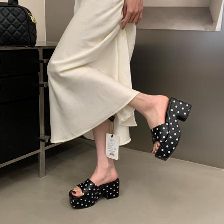 X-33105# 韩式波点一字拖女夏季新款外穿厚底坡跟防水台粗跟凉拖鞋 鞋子批发女鞋批发凉鞋货源