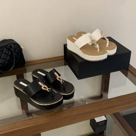 X-33112# 夏季新款坡跟夹脚拖鞋女金属链条装饰厚底凉拖外穿沙滩鞋 鞋子批发女鞋批发凉鞋货源