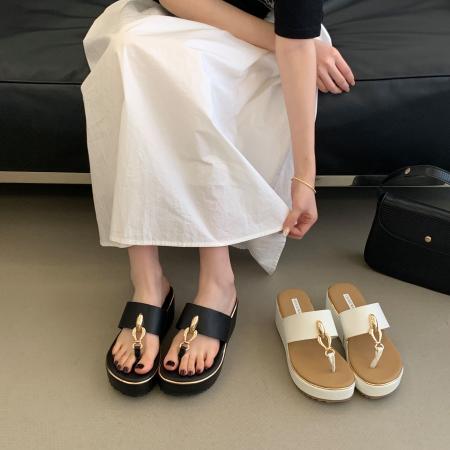 X-33112# 夏季新款坡跟夹脚拖鞋女金属链条装饰厚底凉拖外穿沙滩鞋 鞋子批发女鞋批发凉鞋货源