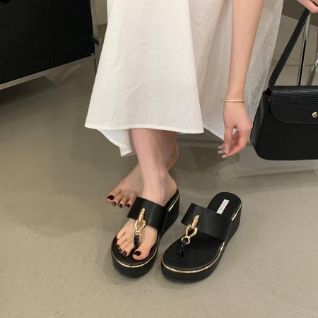 X-33112# 夏季新款坡跟夹脚拖鞋女金属链条装饰厚底凉拖外穿沙滩鞋 鞋子批发女鞋批发凉鞋货源