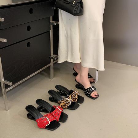 X-33114# 设计感小众黑色马毛露趾拖鞋女夏外穿新款辣妹方头铆钉凉拖 鞋子批发女鞋批发凉鞋货源
