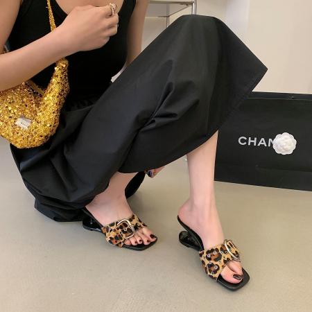 X-33114# 设计感小众黑色马毛露趾拖鞋女夏外穿新款辣妹方头铆钉凉拖 鞋子批发女鞋批发凉鞋货源