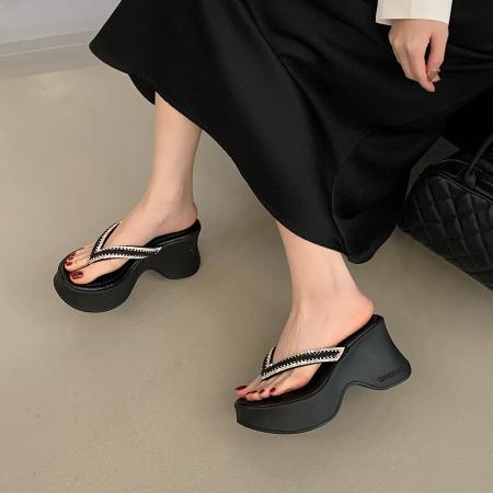 X-33129#小个子增高新款厚底拖鞋女夏外穿坡跟水钻时尚夹脚拖鞋 鞋子批发女鞋批发凉鞋货源