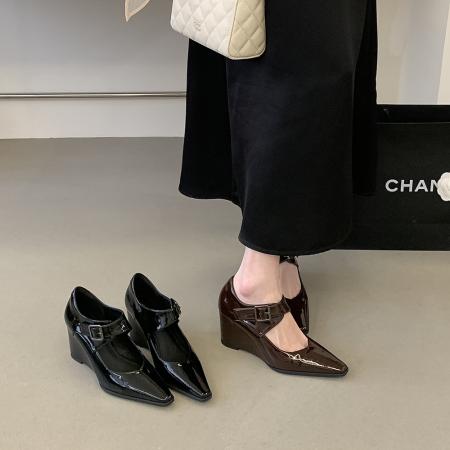 X-33172#软漆皮面尖头坡跟单鞋魔术贴瘦瘦靴显瘦春夏女单鞋 鞋子批发女鞋批发凉鞋货源