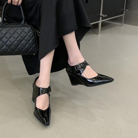 X-33172#软漆皮面尖头坡跟单鞋魔术贴瘦瘦靴显瘦春夏女单鞋 鞋子批发女鞋批发凉鞋货源