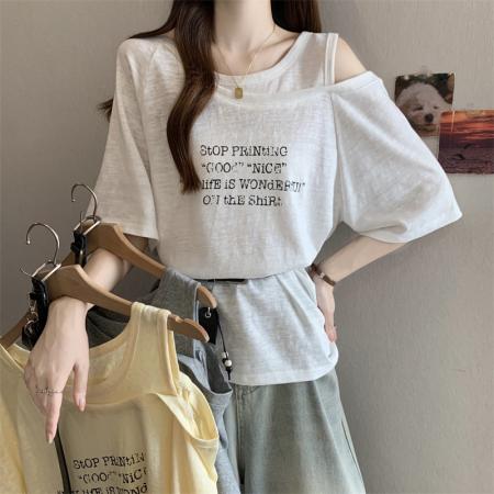 BY13949# 大码新款韩版辣妹风斜领露肩设计感字母印花宽松上衣  服裝批發女裝批發服飾貨源