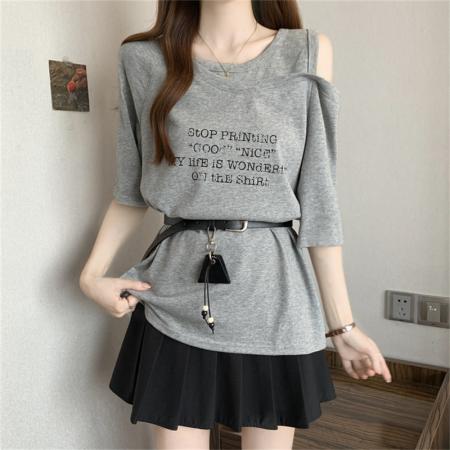 BY13949# 大码新款韩版辣妹风斜领露肩设计感字母印花宽松上衣  服裝批發女裝批發服飾貨源