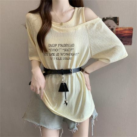 BY13949# 大码新款韩版辣妹风斜领露肩设计感字母印花宽松上衣  服裝批發女裝批發服飾貨源