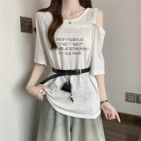 BY13949# 大码新款韩版辣妹风斜领露肩设计感字母印花宽松上衣  服裝批發女裝批發服飾貨源