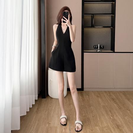 黑色赫本风连衣裙女高级性感挂脖礼服裙子气质御姐风露背连体短裤  服裝批發女裝批發服飾貨源