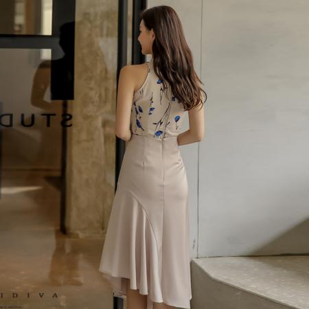 法式温柔风挂脖碎花裙女夏缎面质感收腰显瘦不规则鱼尾连衣裙 服裝批發女裝批發服飾貨源