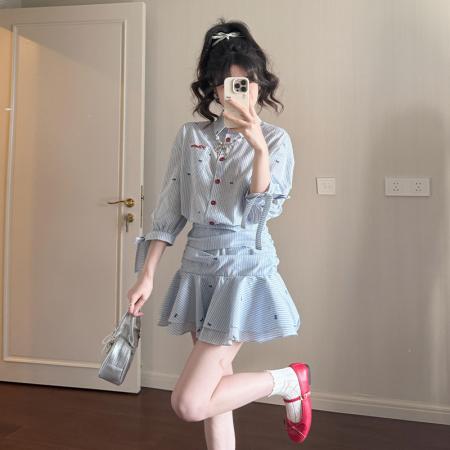 BY14457# 春季穿搭蓝色长袖条纹衬衫连衣裙子女新款高级感收腰百褶短裙服裝批發女裝批發服飾貨源