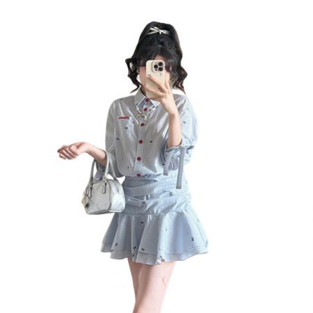 BY14457# 春季穿搭蓝色长袖条纹衬衫连衣裙子女新款高级感收腰百褶短裙服裝批發女裝批發服飾貨源