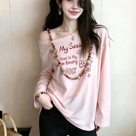 BY14459# 甜美粉色字母印花露肩长袖T恤女新款韩系漂亮设计感早春上衣服裝批發女裝批發服飾貨源