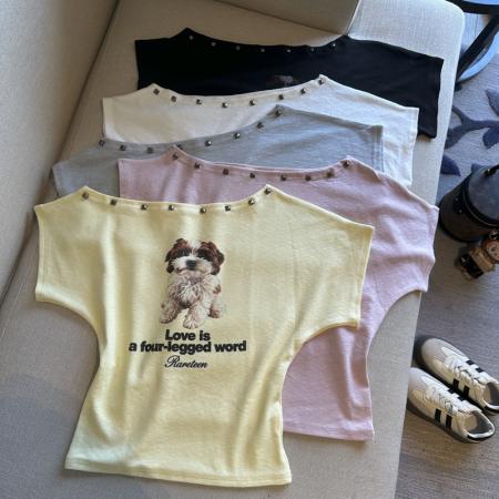 BY14867# 春夏新款露肩上衣女铆钉斜肩显瘦小狗印花短袖T恤 服裝批發女裝批發服飾貨源