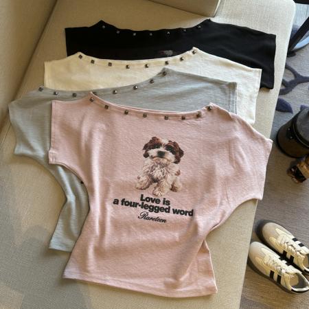 BY14867# 春夏新款露肩上衣女铆钉斜肩显瘦小狗印花短袖T恤 服裝批發女裝批發服飾貨源