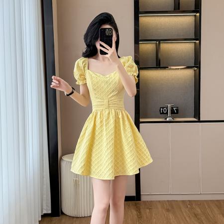 BY15273# 法式黄色方领泡泡袖连衣裙女收腰夏季高级感肌理感蓬蓬甜美短裙子服裝批發女裝批發服飾貨源