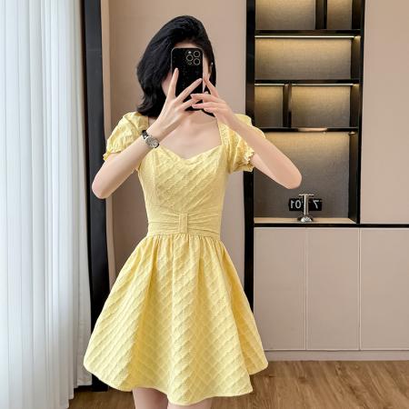 BY15273# 法式黄色方领泡泡袖连衣裙女收腰夏季高级感肌理感蓬蓬甜美短裙子服裝批發女裝批發服飾貨源