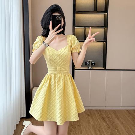 BY15273# 法式黄色方领泡泡袖连衣裙女收腰夏季高级感肌理感蓬蓬甜美短裙子服裝批發女裝批發服飾貨源