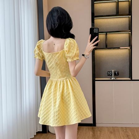 BY15273# 法式黄色方领泡泡袖连衣裙女收腰夏季高级感肌理感蓬蓬甜美短裙子服裝批發女裝批發服飾貨源