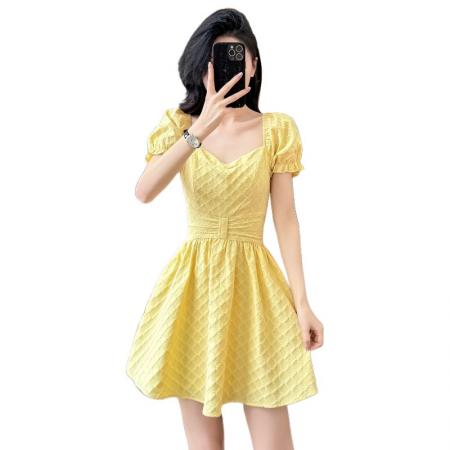 BY15273# 法式黄色方领泡泡袖连衣裙女收腰夏季高级感肌理感蓬蓬甜美短裙子服裝批發女裝批發服飾貨源
