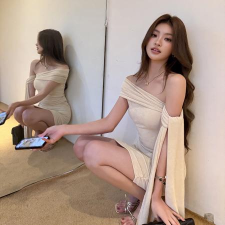 BY15405# 春夏新款设计斜肩露背包臀裙气质短裙女一字肩飘带连衣裙服裝批發女裝批發服飾貨源