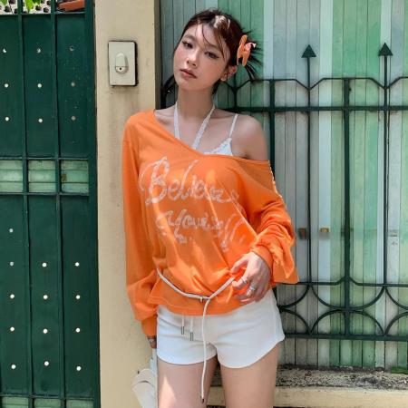 BY15429# 原版做法V领露肩橘色防晒罩衫宽松字母长袖T恤 服裝批發女裝批發服飾貨源