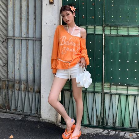 BY15429# 原版做法V领露肩橘色防晒罩衫宽松字母长袖T恤 服裝批發女裝批發服飾貨源