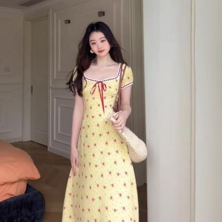BY15531# 大码女装温柔风气质海边度假长裙法式方领黄色碎花连衣裙子女夏季 服裝批發女裝批發服飾貨源
