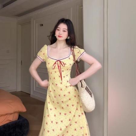 BY15531# 大码女装温柔风气质海边度假长裙法式方领黄色碎花连衣裙子女夏季 服裝批發女裝批發服飾貨源
