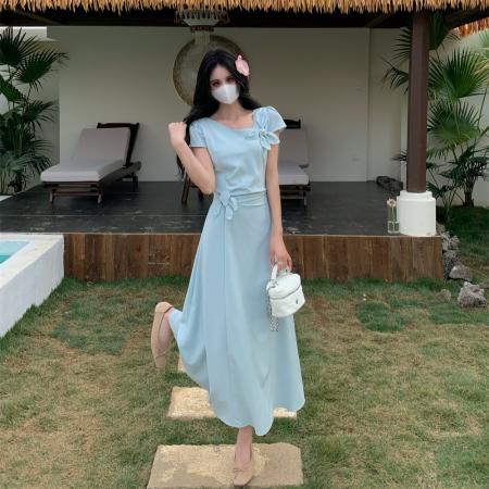 BY15535# 法式气质不对称斜领扭结花朵设计感收腰显瘦大码短袖连衣裙女 服裝批發女裝批發服飾貨源