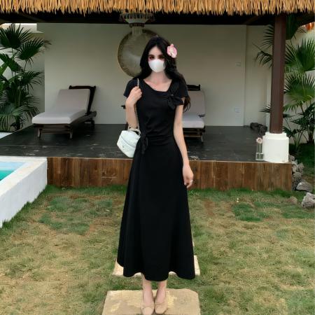 BY15535# 法式气质不对称斜领扭结花朵设计感收腰显瘦大码短袖连衣裙女 服裝批發女裝批發服飾貨源